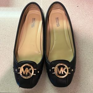 This is a Michael Kors !! Barely used, looks like new!